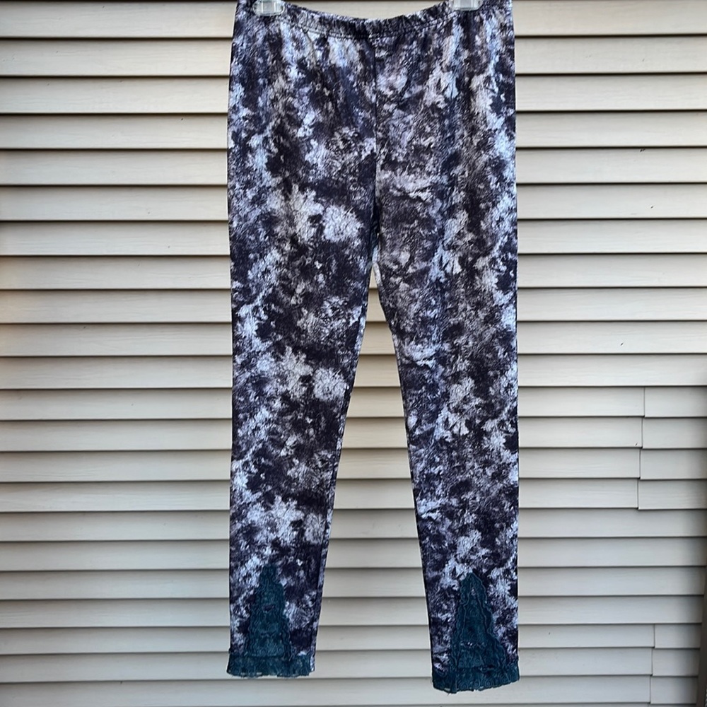 EUC Pretty Angels leggings with lace bottoms